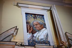 mozaika w oknie papieskim